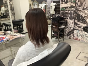 メテオ縮毛矯正と4ステップのトリートメントで仕上がりも柔らかくサラサラになりました。お客様もご自身の髪を触って嬉しくなると仰っていました。